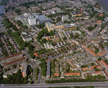 844624 Luchtfoto van het complex van het Diakonessenhuis (Bosboomstraat 1) te Utrecht, uit het oosten. Links de ...